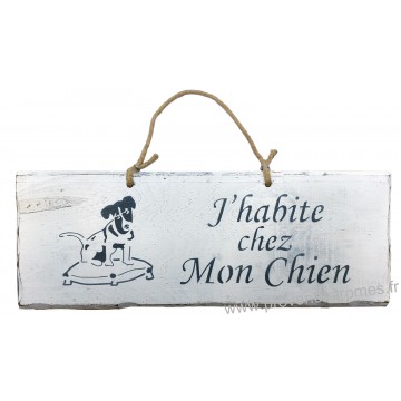 Plaque en bois " J'habite chez mon chien " déco Chien fond blanc