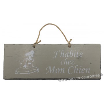 Plaque en bois " J'habite chez mon chien " déco Chien fond beige clair