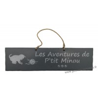 Plaque en bois " Les aventures de P'tit Minou et la pelote " déco Chat fond Anthracite