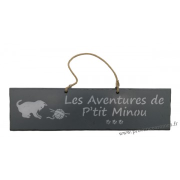 Plaque en bois " Les aventures de P'tit Minou et la pelote " déco Chat fond Anthracite