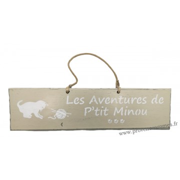 Plaque en bois " Les aventures de P'tit Minou et la pelote " déco Chat fond beige clair