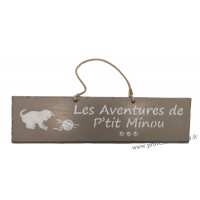 Plaque en bois " Les aventures de P'tit Minou et la pelote " déco Chat fond Taupe