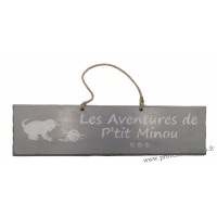 Plaque en bois " Les aventures de P'tit Minou et la pelote " déco Chat fond gris clair