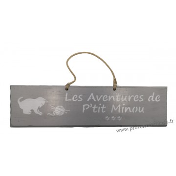 Plaque en bois " Les aventures de P'tit Minou et la pelote " déco Chat fond gris clair