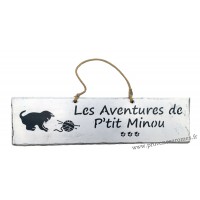 Plaque en bois " Les aventures de P'tit Minou et la pelote " déco Chat fond blanc