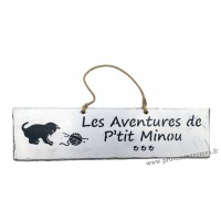 Plaque en bois "Les aventures de P'tit Mnou (pelote)" déco Chat fond blanc