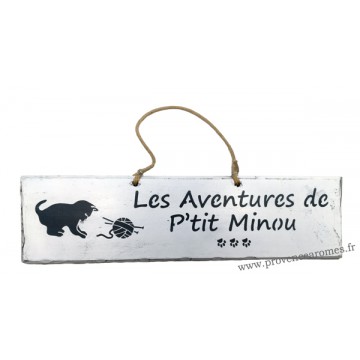 Plaque en bois " Les aventures de P'tit Minou et la pelote " déco Chat fond blanc