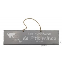 Plaque en bois "Les aventures de P'tit Minou (joue dans l'escalier)" déco Chat fond gris clair