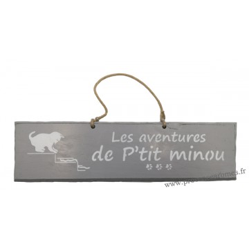 Plaque en bois " Les aventures de P'tit Minou qui joue dans l'escalier " déco Chat fond gris clair