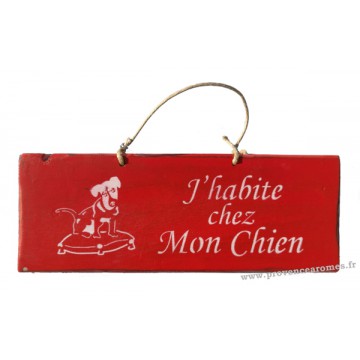 Plaque en bois " J'habite chez mon chien " déco Chien fond Rouge