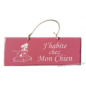 Plaque en bois " J'habite chez mon chien " déco Chien fond Rose