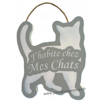 Plaque en bois forme Chat " J'HABITE CHEZ MES CHATS " gris