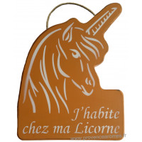 Plaque en bois forme de licorne " J'HABITE CHEZ MA LICORNE " ocre orangé