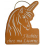 Plaque en bois forme de licorne " J'HABITE CHEZ MA LICORNE " ocre orangé