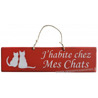 Plaque en bois " J'habite chez mes chats " fond rouge