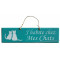 Plaque en bois " J'habite chez mes chats " fond turquoise