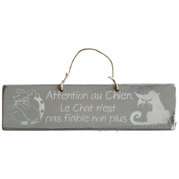 Plaque en bois " Attention au chien. Le chat n'est pas fiable non plus " fond gris