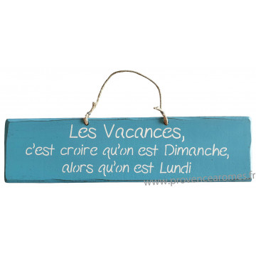 Plaque en bois " Les Vacances c'est croire qu'on est dimanche alors qu'on est lundi " fond bleu ciel