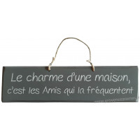 Plaque en bois "Le charme d'une maison c'est les amis qui la fréquentent " fond anthracite