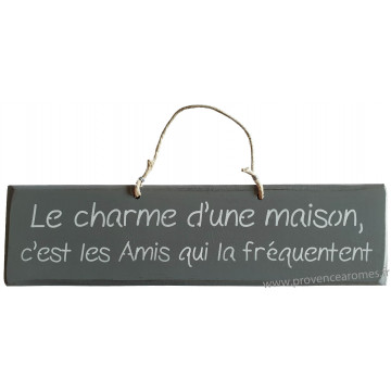 Plaque en bois "Le charme d'une maison c'est les amis qui la fréquentent " fond anthracite