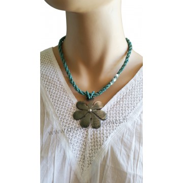 Collier de perles bleues pendentif fleur de nacre Lara Ethnics