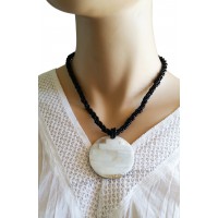 Collier de perles noires pendentif cercle de nacre Lara Ethnics