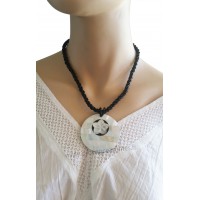 Collier perles noires pendentif cercle et fleur de nacre Lara Ethnics