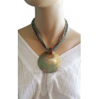 Pendentif cercle de nacre sur collier de perles beiges marrons turquoises Lara Ethnics