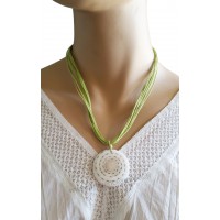 Collier multi-cordons vert anis pendentif cercle en coquillage Lara Ethnics